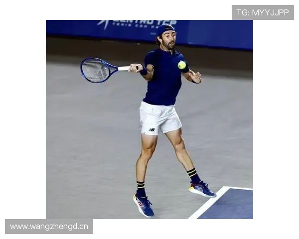 乔丹·汤普森开豪车出场，球场上可是街头风十足啊！