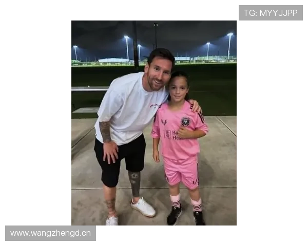 梅西带娃在自家后院踢球，后院那座迷你球场和停着的豪车把我看懵了