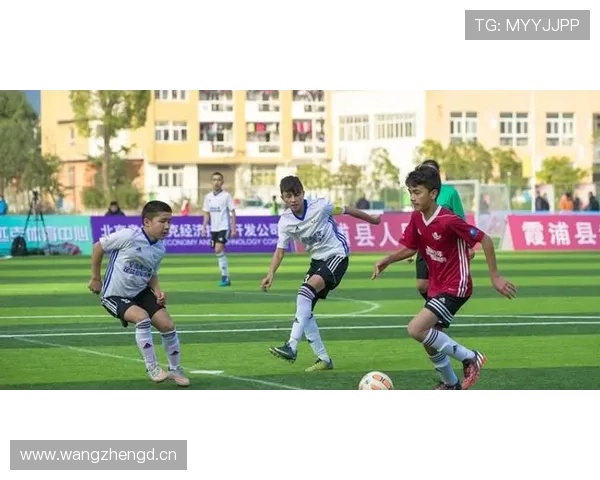 在激烈的防守对抗中，如何正确判定是哪一方的球员最后“同时出界”？