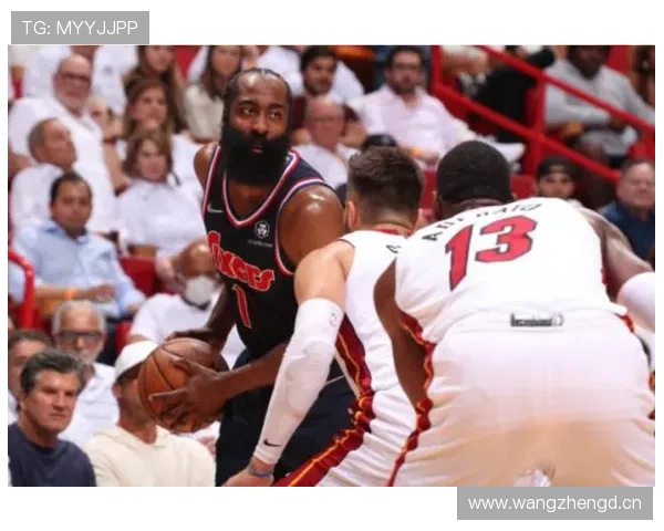 想知道合理冲撞区的判罚标准？看NBA裁判如何精准区分进攻犯规和阻挡犯规！